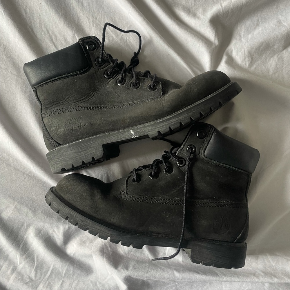 Black timberlands, size 5.5!